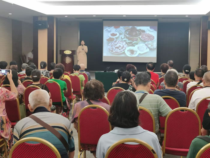 綿陽(yáng)中旅行假日旅行社舉行胡楊林、南疆專(zhuān)列推薦會(huì)